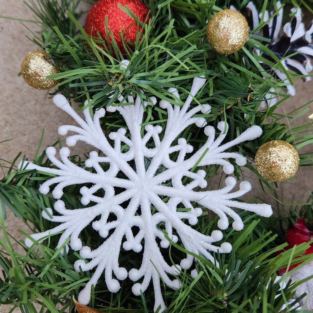 Handmade Snowflakes & Pinecones Santa Christmas Wreath - Picture 5 of 8